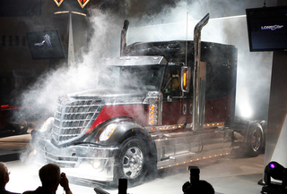 Illustration for article titled Most High Tech 18 -Wheeler Ever Almost Puts Optimus Prime to Shame